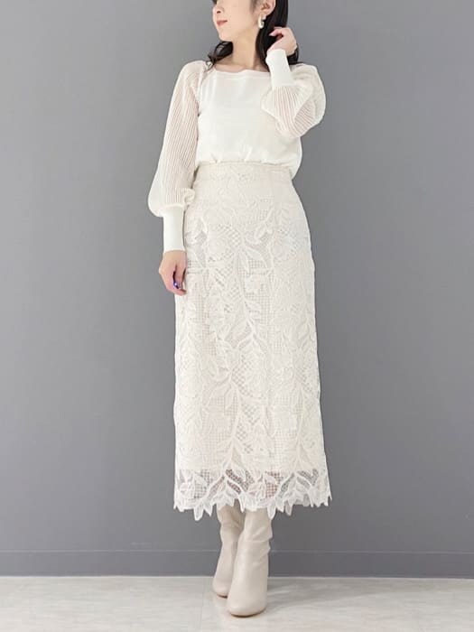 ベージュ系のその他シューズ、ホワイト系のスカート、グレー系のトレンチコートを着用したレディースの春コーディネートの4枚目の写真