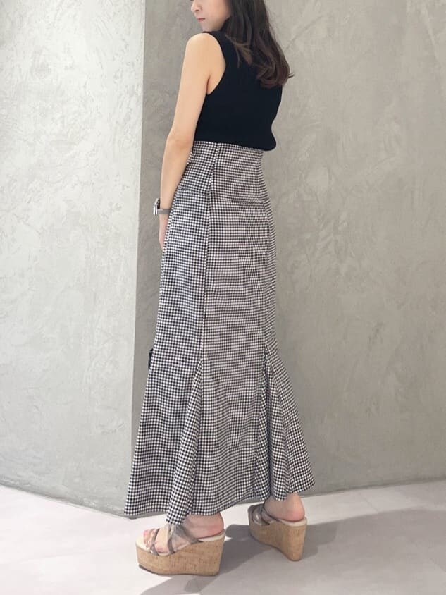 グリーン系のサンダル、ブラック系のニット/セーター、その他のスカートを着用したレディースの夏コーディネートの6枚目の写真