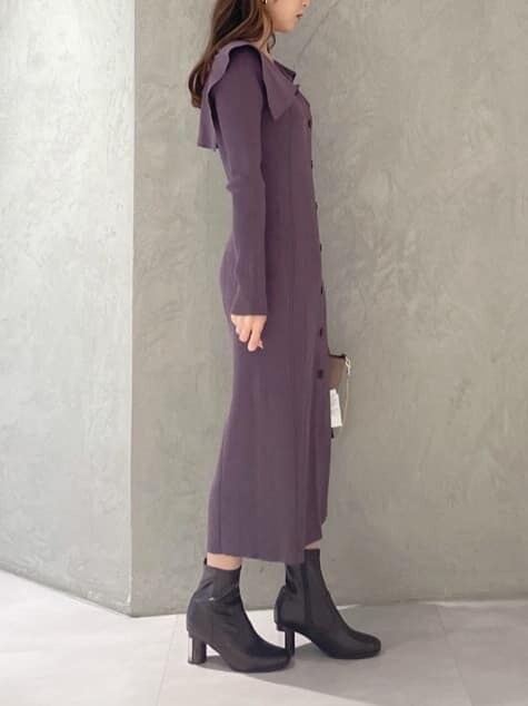 パープル系のワンピース、ブラウン系のブーツ、ブラウン系のハンドバッグを着用したレディースの秋コーディネートの3枚目の写真