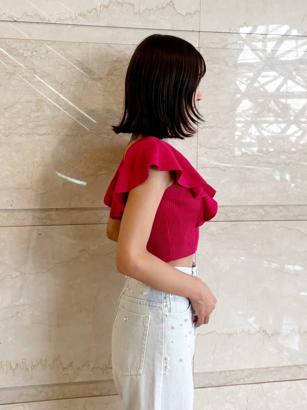 ブルー系のデニムパンツ、ホワイト系のサンダル、レッド系のニット/セーターを着用したレディースの夏コーディネートの5枚目の写真