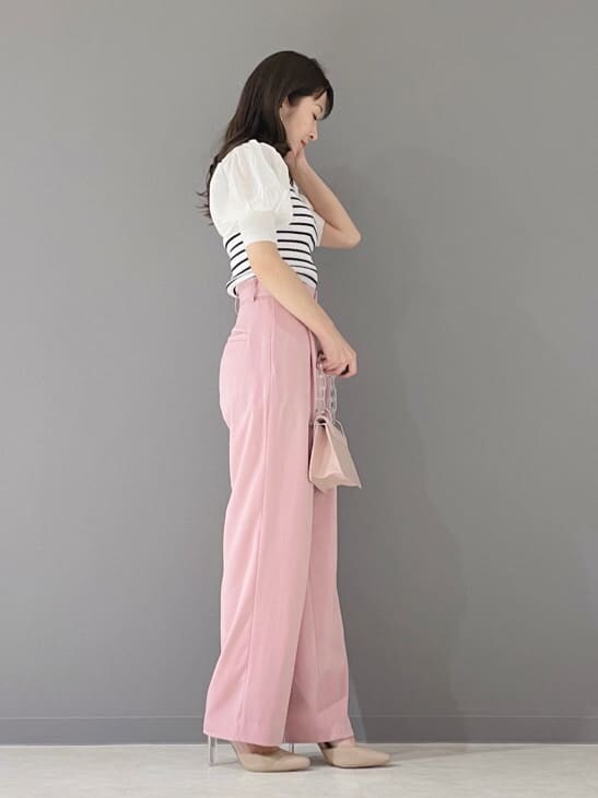 ベージュ系のパンプス、ピンク系のショルダーバッグ、ホワイト系のニット/セーターを着用したレディースの春コーディネートの3枚目の写真