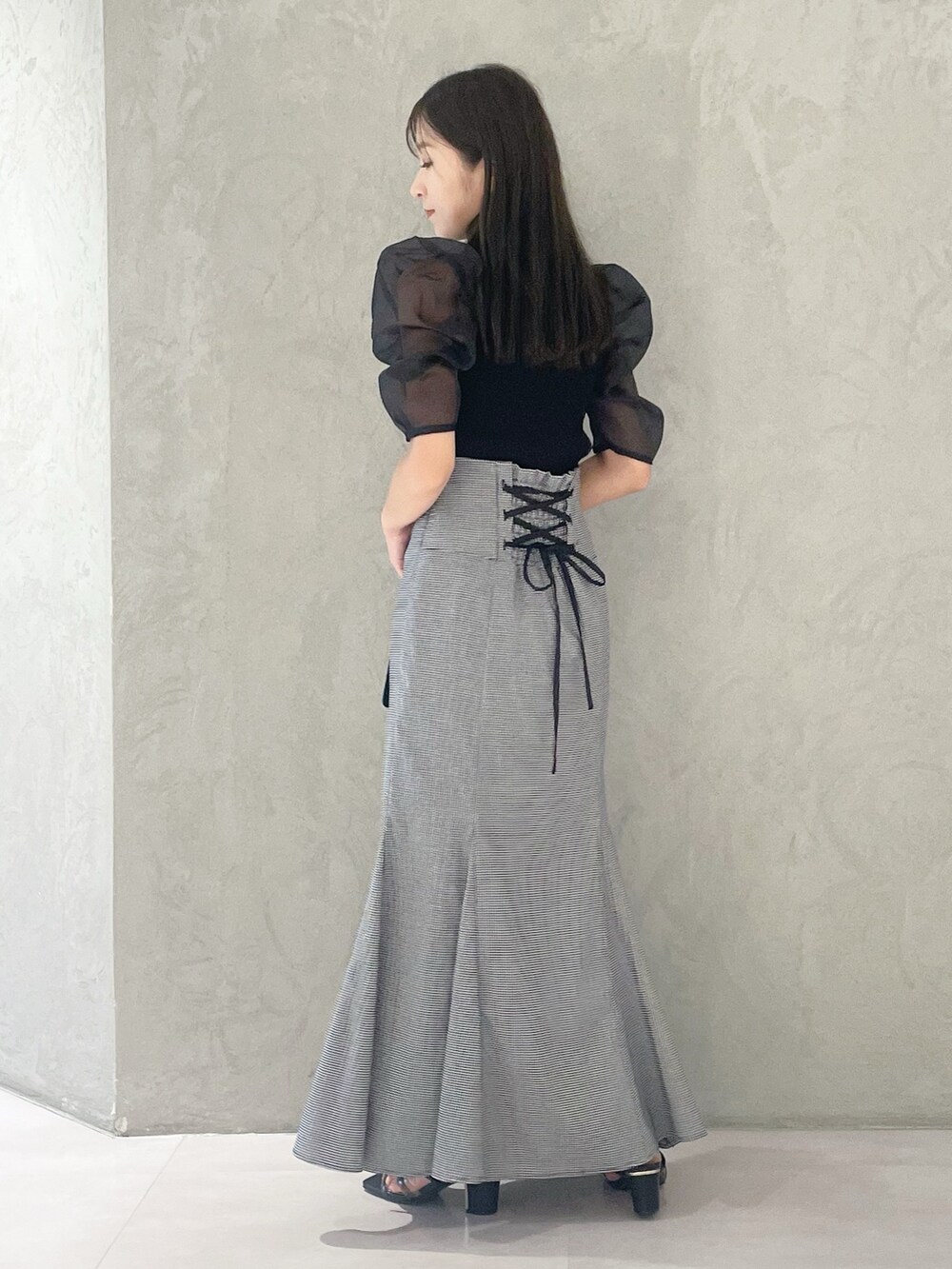 その他のスカート、ブラック系のニット/セーター、ブラック系のサンダルを着用したレディースの夏コーディネートの3枚目の写真