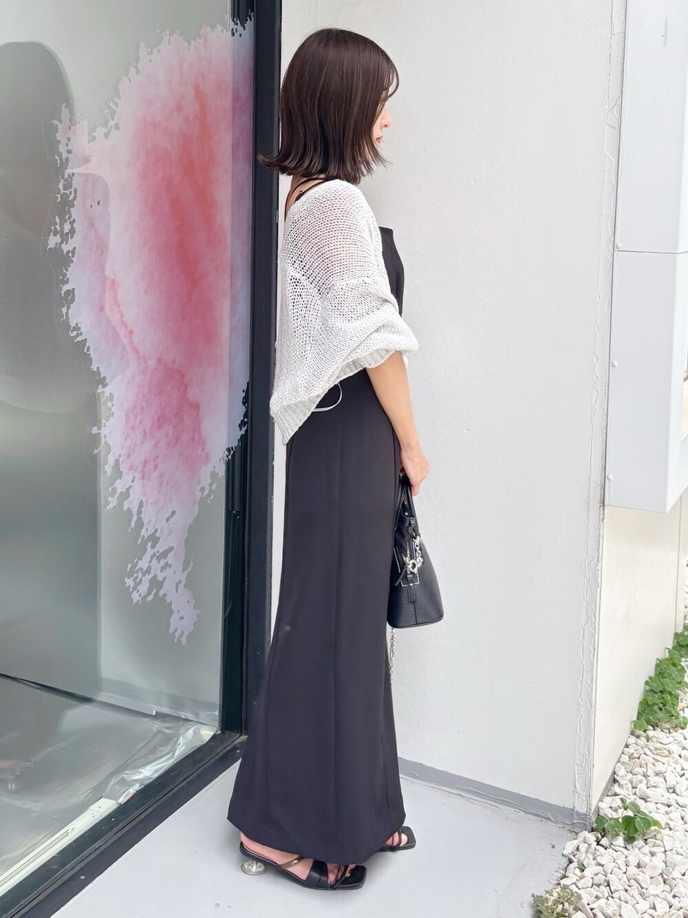 ブラック系のワンピース、グレー系のカーディガン/ボレロを着用したレディースの夏コーディネートの4枚目の写真