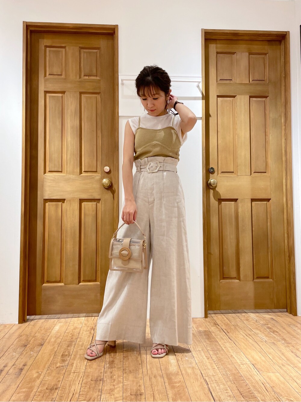 ホワイト系のその他パンツ、ベージュ系のサンダル、イエロー系のニット/セーターを着用したレディースの春コーディネートの4枚目の写真