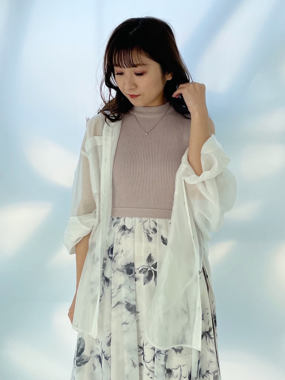 ピンク系のワンピース、ホワイト系のシャツ/ブラウス、ブラック系のサンダルを着用したレディースの春コーディネートの2枚目の写真