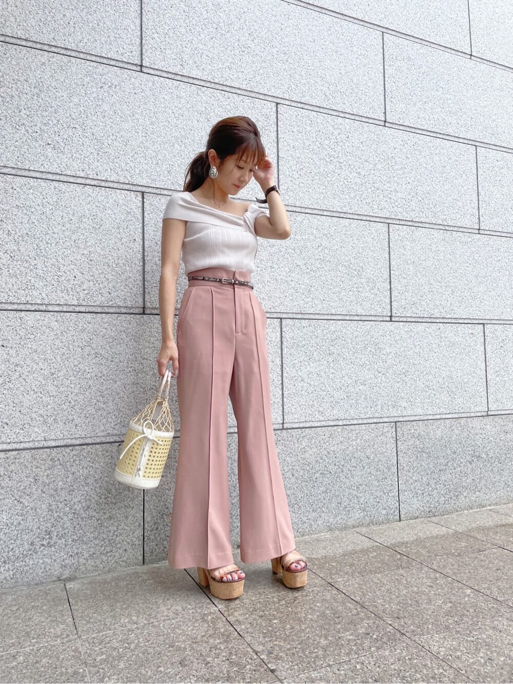 ピンク系のその他パンツ、ホワイト系のニット/セーターを着用したレディースの夏コーディネートの7枚目の写真