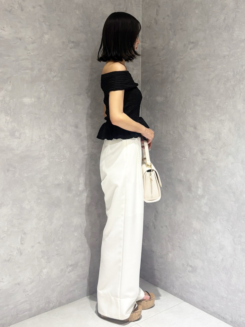 ホワイト系のその他パンツ、ブラウン系のサンダル、ホワイト系のハンドバッグを着用したレディースの春コーディネートの6枚目の写真