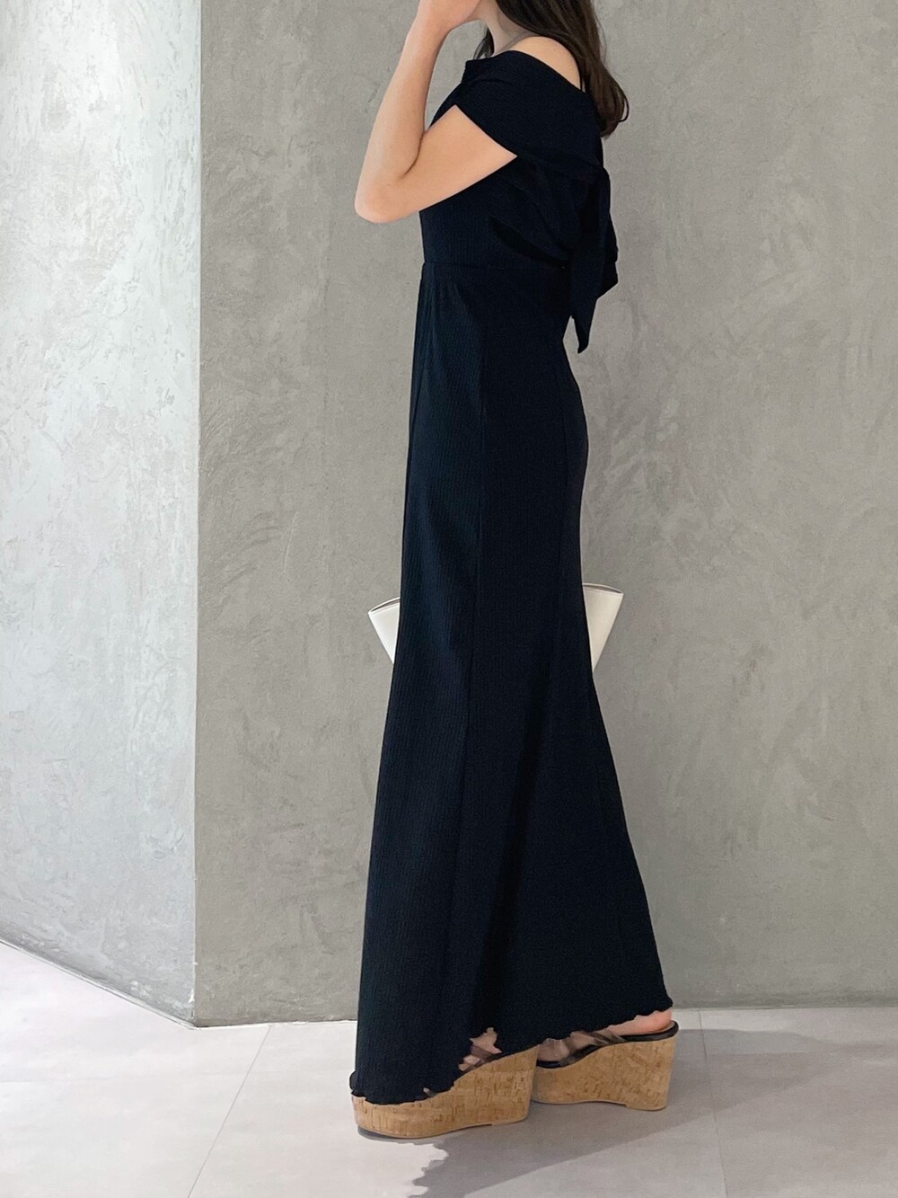 ホワイト系のトートバッグ、ブラック系のサンダル、ブラック系のワンピースを着用したレディースの夏コーディネートの5枚目の写真