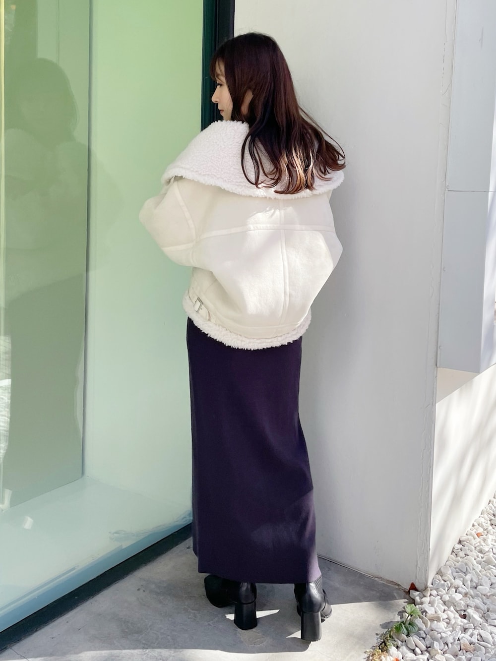 グレー系のワンピース、ホワイト系のムートンコートを着用したレディースの冬コーディネートの4枚目の写真