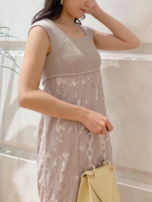 ベージュ系のその他シューズ、イエロー系のショルダーバッグ、ベージュ系のワンピースを着用したレディースの春コーディネートの5枚目の写真