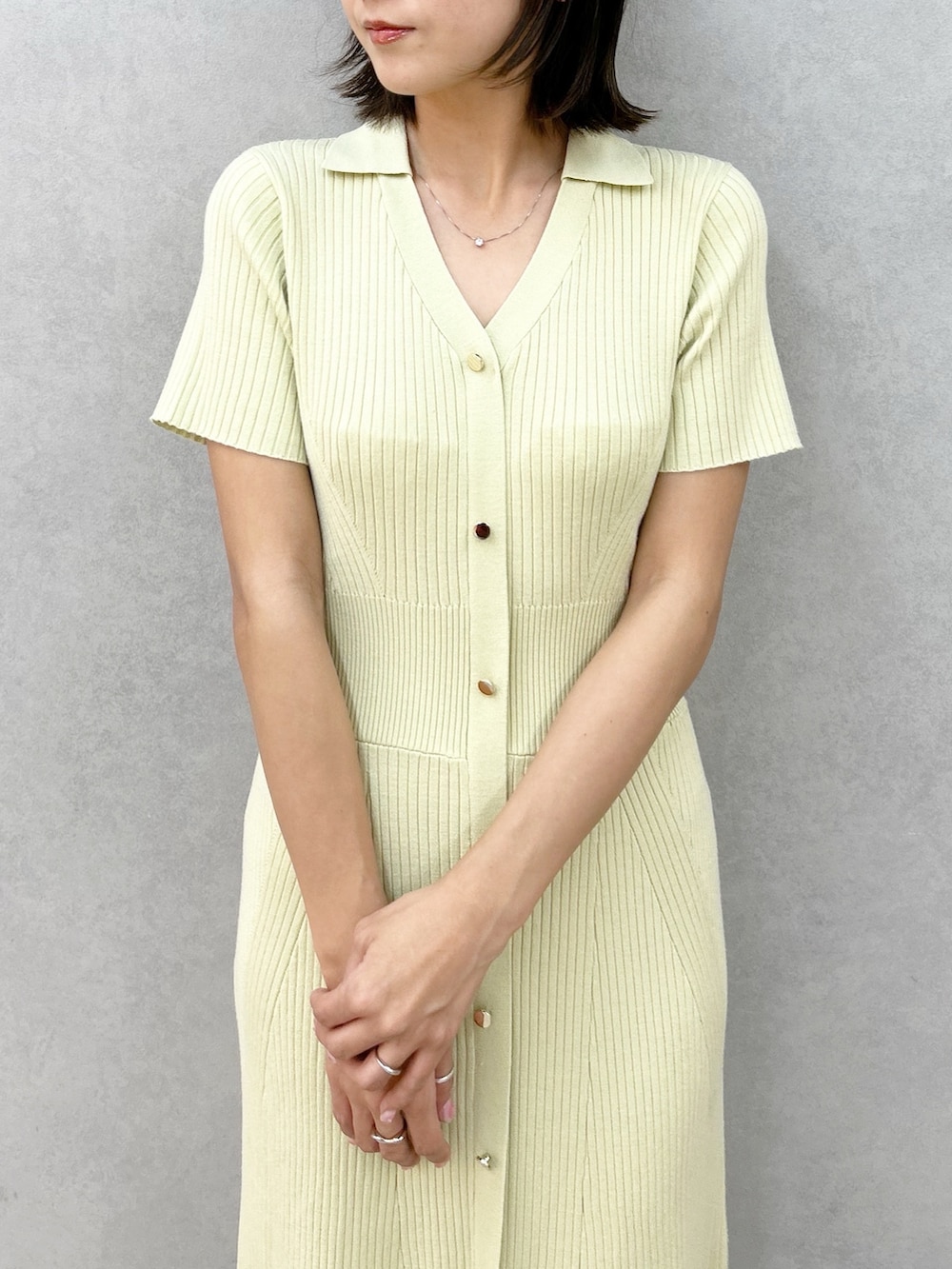 グリーン系のワンピース、その他のサンダルを着用したレディースの春コーディネートの3枚目の写真