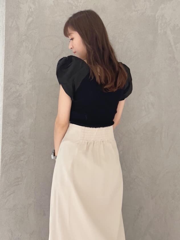 グリーン系のサンダル、ブラック系のニット/セーター、ベージュ系のスカートを着用したレディースの夏コーディネートの7枚目の写真