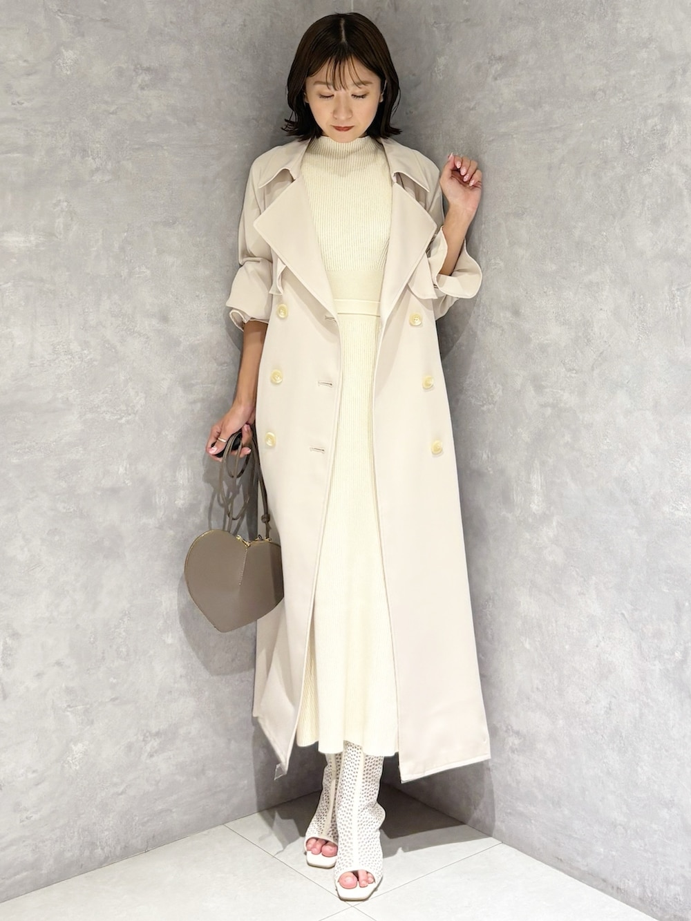 ホワイト系のワンピース、ホワイト系のブーツ、ホワイト系のトレンチコートを着用したレディースの春コーディネートの5枚目の写真