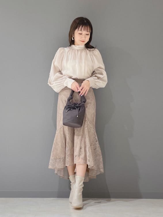 ベージュ系のその他シューズ、ベージュ系のシャツ/ブラウス、ブラウン系のスカートを着用したレディースの冬コーディネートの8枚目の写真