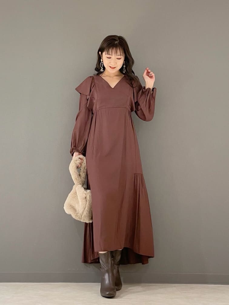 ホワイト系のその他アウター、ブラウン系のワンピース、ベージュ系のハンドバッグを着用したレディースの冬コーディネートの8枚目の写真