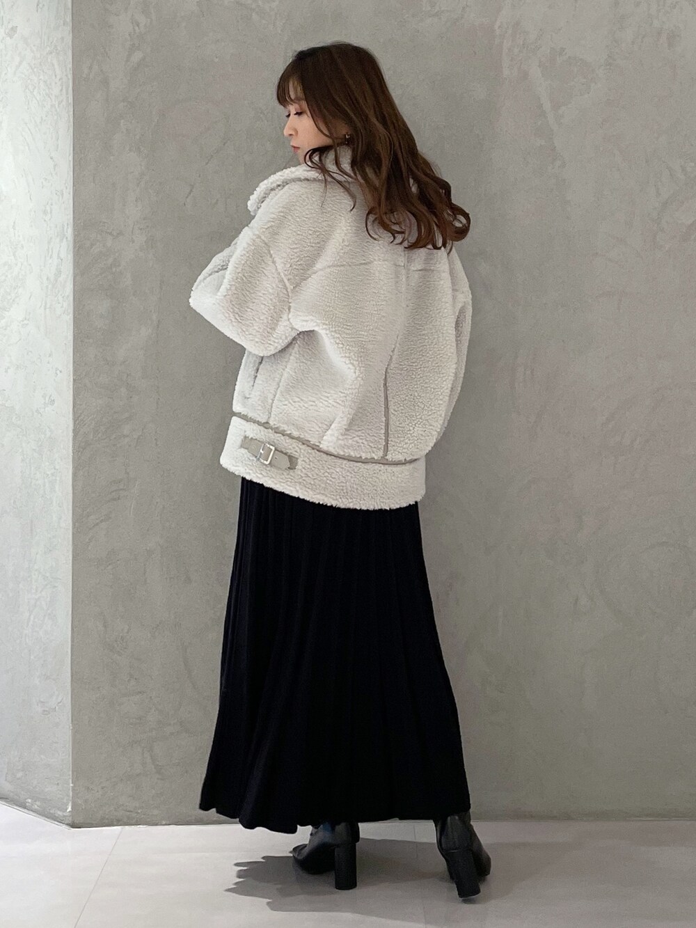 ブラック系のワンピース、ブラック系のブーツ、グレー系のその他アウターを着用したレディースの冬コーディネートの5枚目の写真