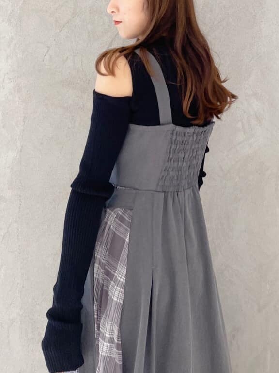 ブラック系のサンダル、ブラック系のニット/セーター、グレー系のジャンパースカートを着用したレディースの夏コーディネートの3枚目の写真