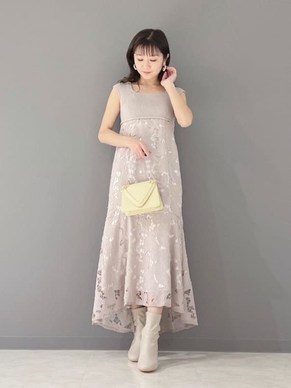 ベージュ系のその他シューズ、ベージュ系のトレンチコート、イエロー系のショルダーバッグを着用したレディースの冬コーディネートの3枚目の写真