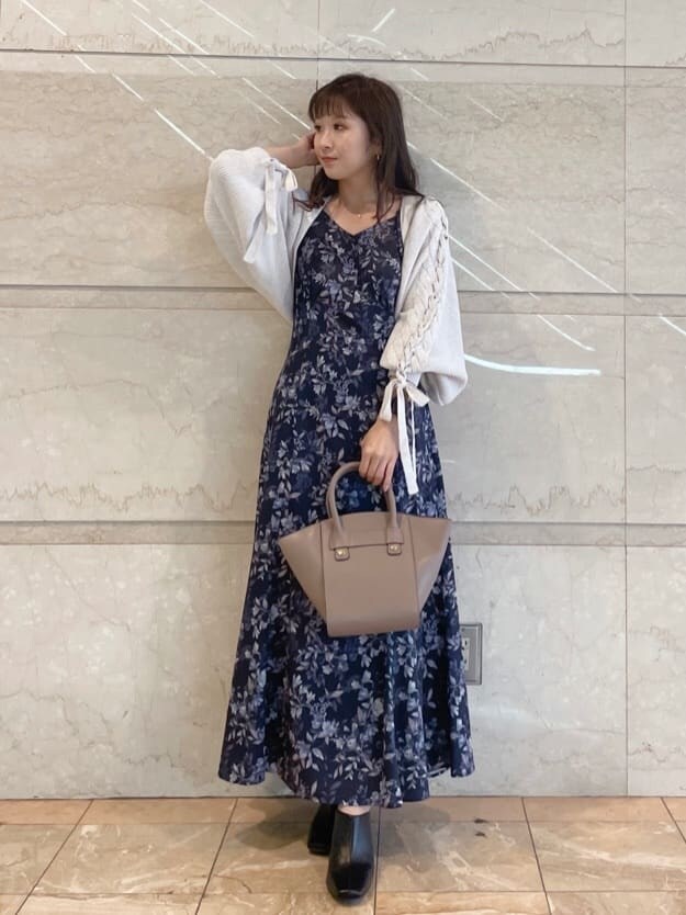 ブルー系のワンピース、ホワイト系のカーディガン/ボレロ、ブラック系のサンダルを着用したレディースの夏コーディネートの10枚目の写真