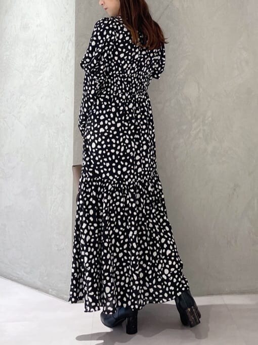 ブラック系のワンピースを着用したレディースの秋コーディネートの8枚目の写真