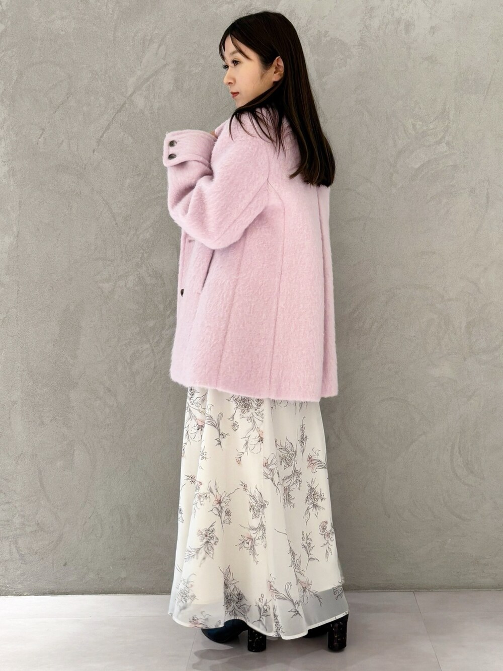 ベージュ系のワンピース、ブラック系のブーツ、ホワイト系のハンドバッグを着用したレディースの冬コーディネートの6枚目の写真