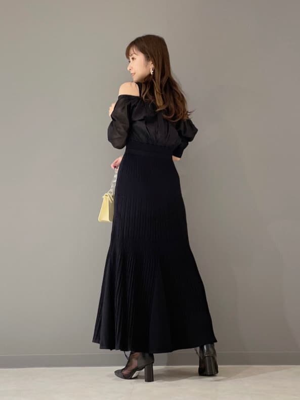 ブラック系のその他シューズ、ブラック系のワンピース、イエロー系のショルダーバッグを着用したレディースの冬コーディネートの5枚目の写真