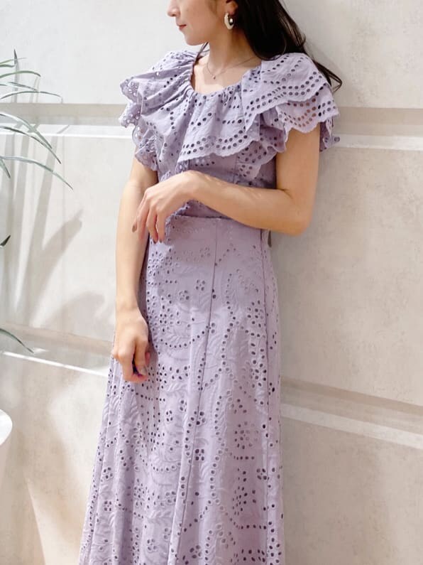 パープル系のスカート、パープル系のシャツ/ブラウス、ホワイト系のハンドバッグを着用したレディースの春コーディネートの2枚目の写真