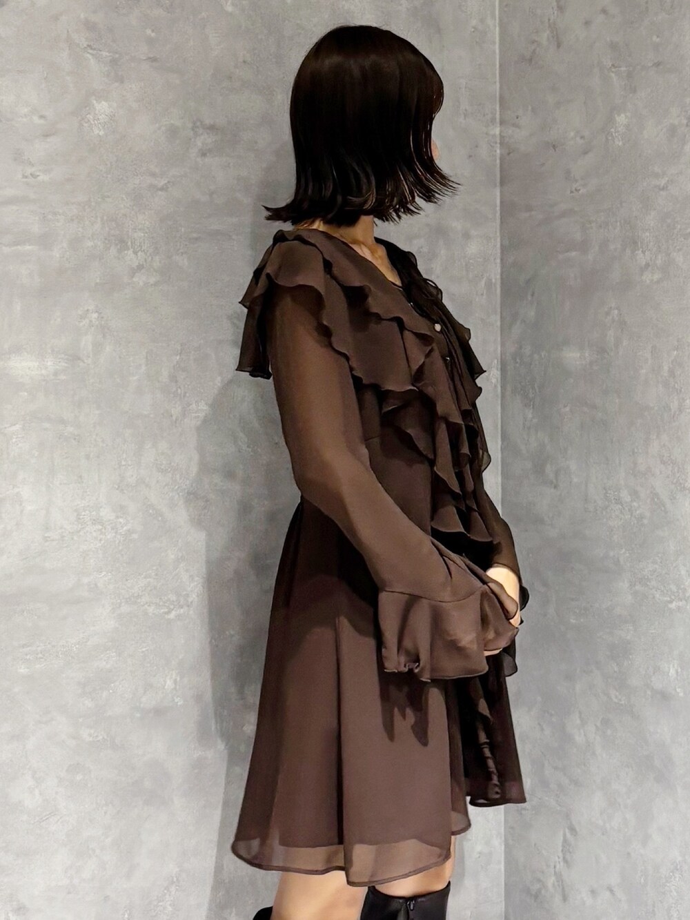 ブラウン系のワンピース、ブラウン系のブーツを着用したレディースの秋コーディネートの5枚目の写真