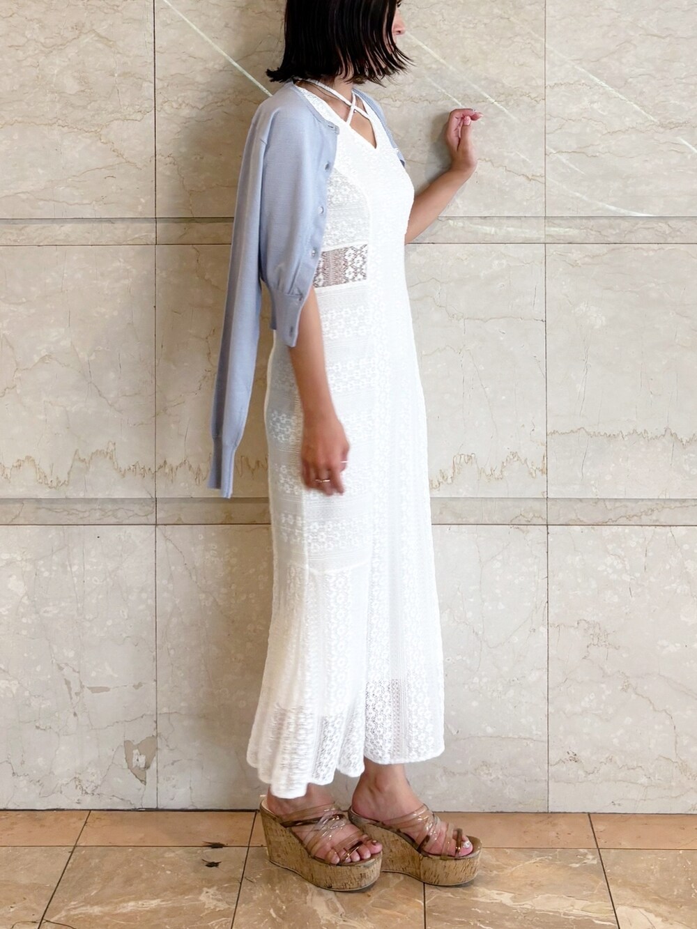 ホワイト系のワンピース、ブラウン系のサンダル、ブルー系のカーディガン/ボレロを着用したレディースの夏コーディネートの4枚目の写真