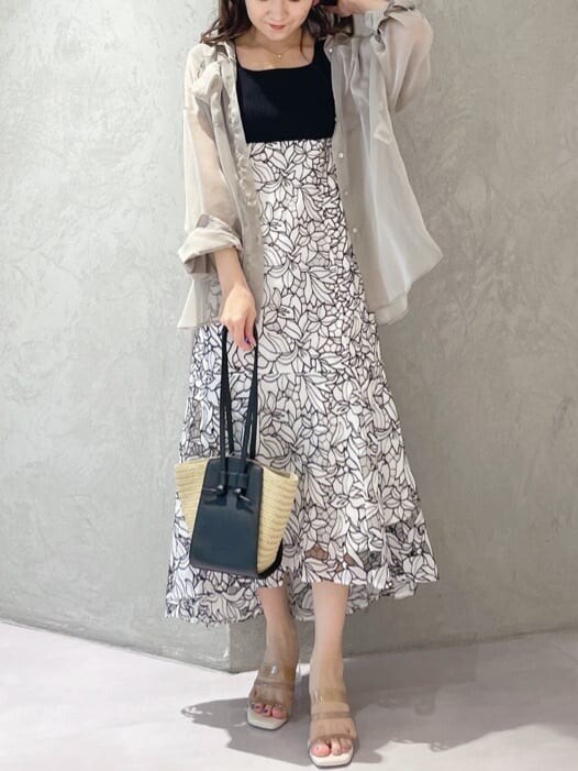 ベージュ系のサンダル、ブラック系のトートバッグ、ベージュ系のシャツ/ブラウスを着用したレディースの春コーディネートの5枚目の写真