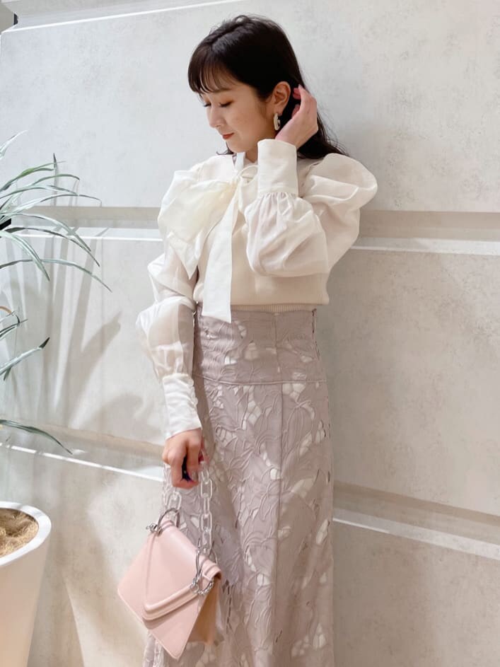 ホワイト系のその他シューズ、イエロー系のショルダーバッグ、ホワイト系のニット/セーターを着用したレディースの春コーディネートの2枚目の写真