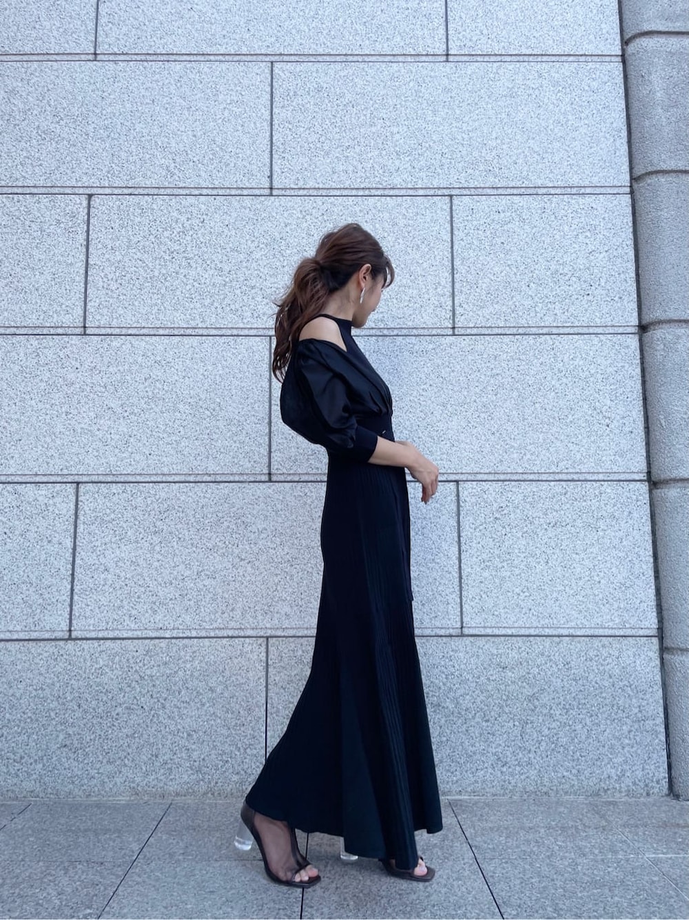 ブラック系のその他シューズ、ブラック系のワンピースを着用したレディースの夏コーディネートの4枚目の写真