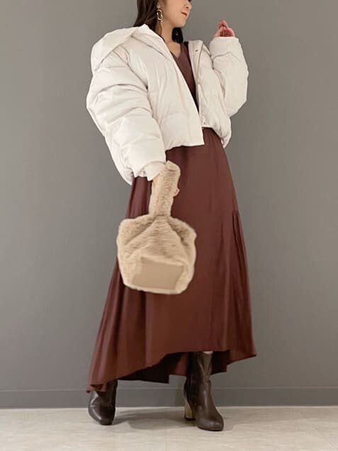 ホワイト系のその他アウター、ブラウン系のワンピース、ベージュ系のハンドバッグを着用したレディースの冬コーディネートの9枚目の写真
