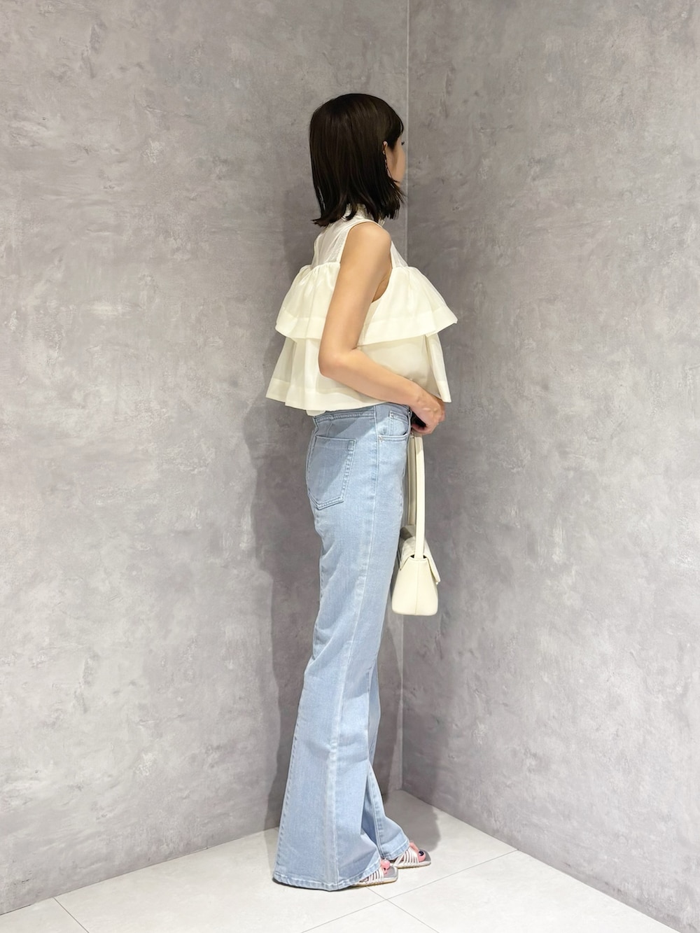 ブルー系のその他パンツ、ホワイト系のシャツ/ブラウス、シルバー系のサンダルを着用したレディースの夏コーディネートの3枚目の写真