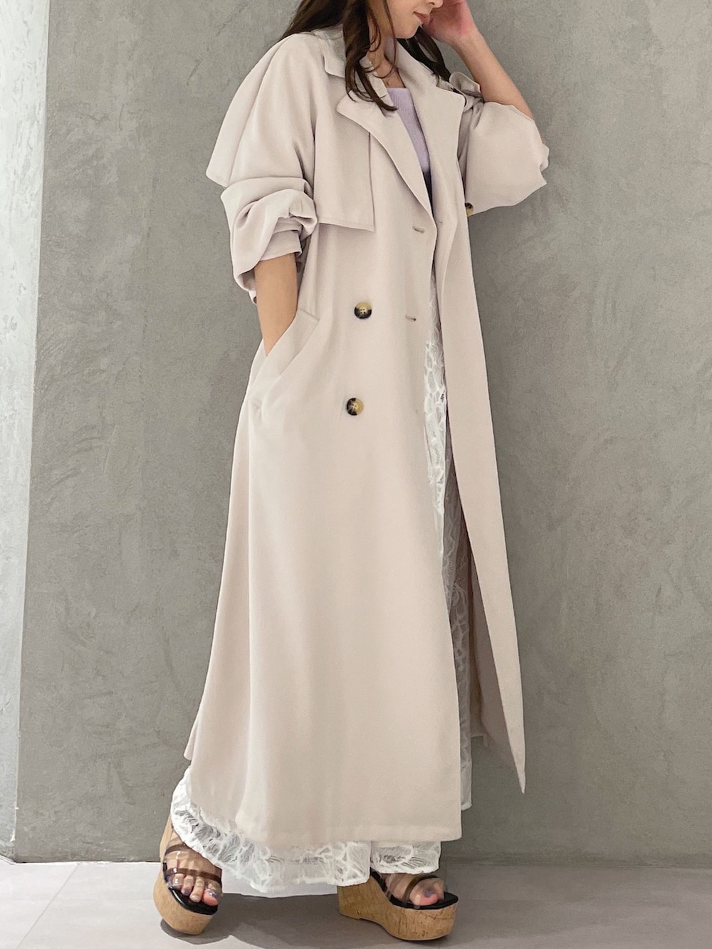 ホワイト系のスカート、ブラック系のサンダル、パープル系のニット/セーターを着用したレディースの春コーディネートの2枚目の写真