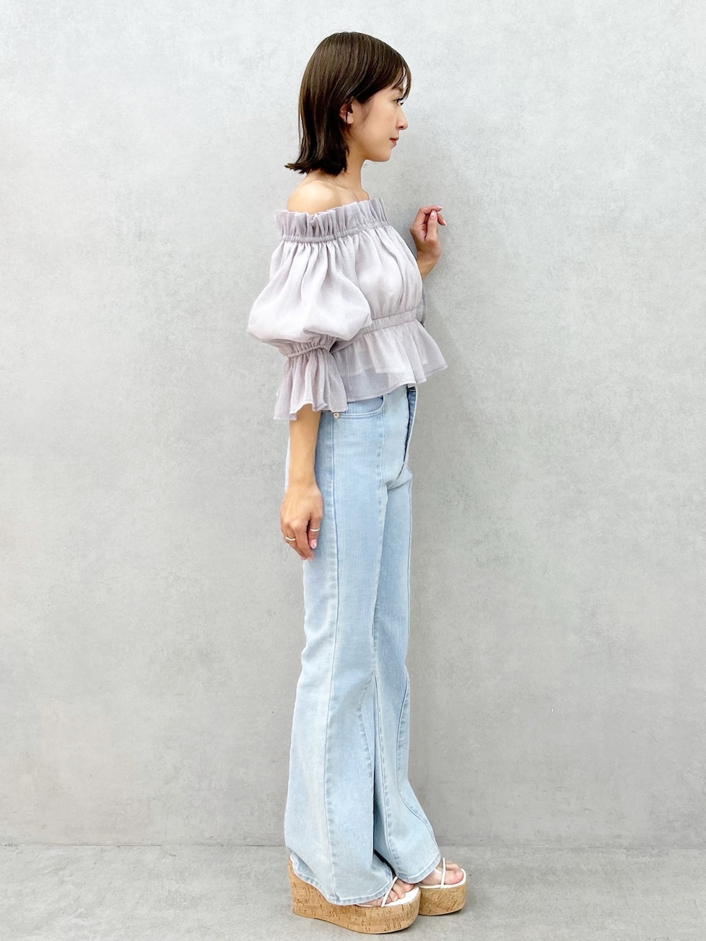 ブルー系のその他パンツ、パープル系のシャツ/ブラウス、その他のサンダルを着用したレディースの春コーディネートの2枚目の写真