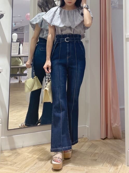 グリーン系のサンダル、ブルー系のシャツ/ブラウス、ブルー系のデニムパンツを着用したレディースの夏コーディネートの4枚目の写真