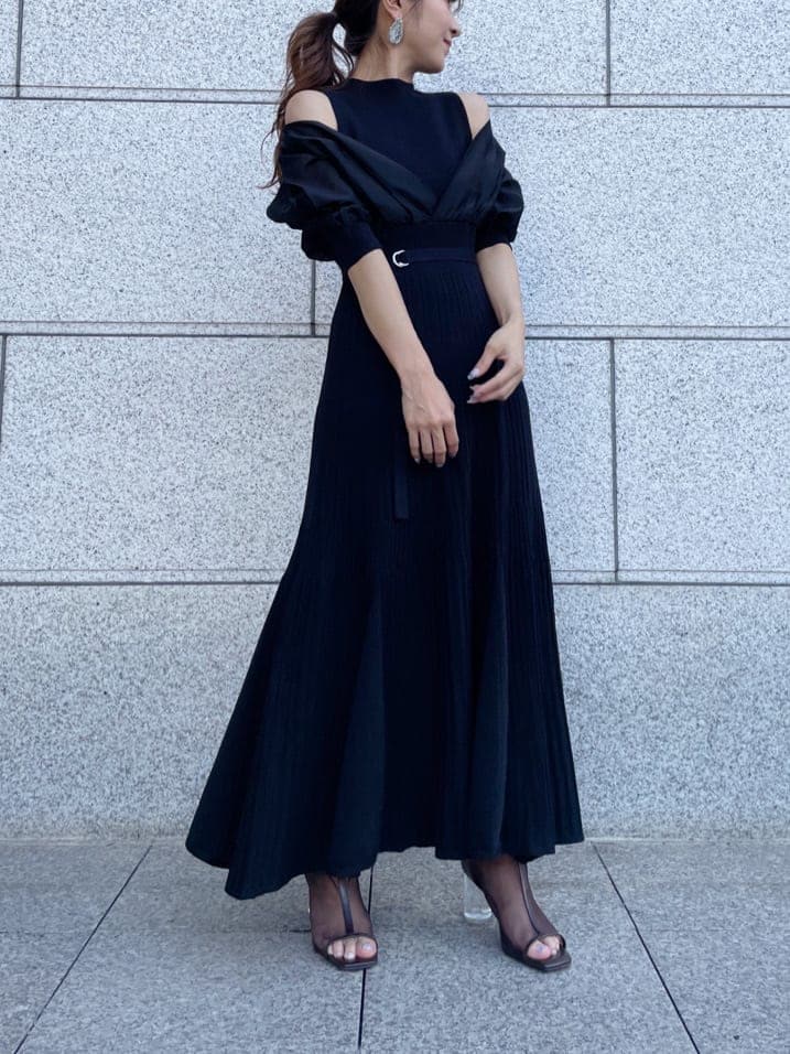 ブラック系のその他シューズ、ブラック系のワンピースを着用したレディースの夏コーディネートの3枚目の写真