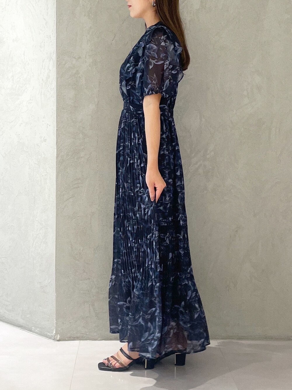 ブルー系のワンピース、ブラック系のサンダルを着用したレディースの夏コーディネートの5枚目の写真