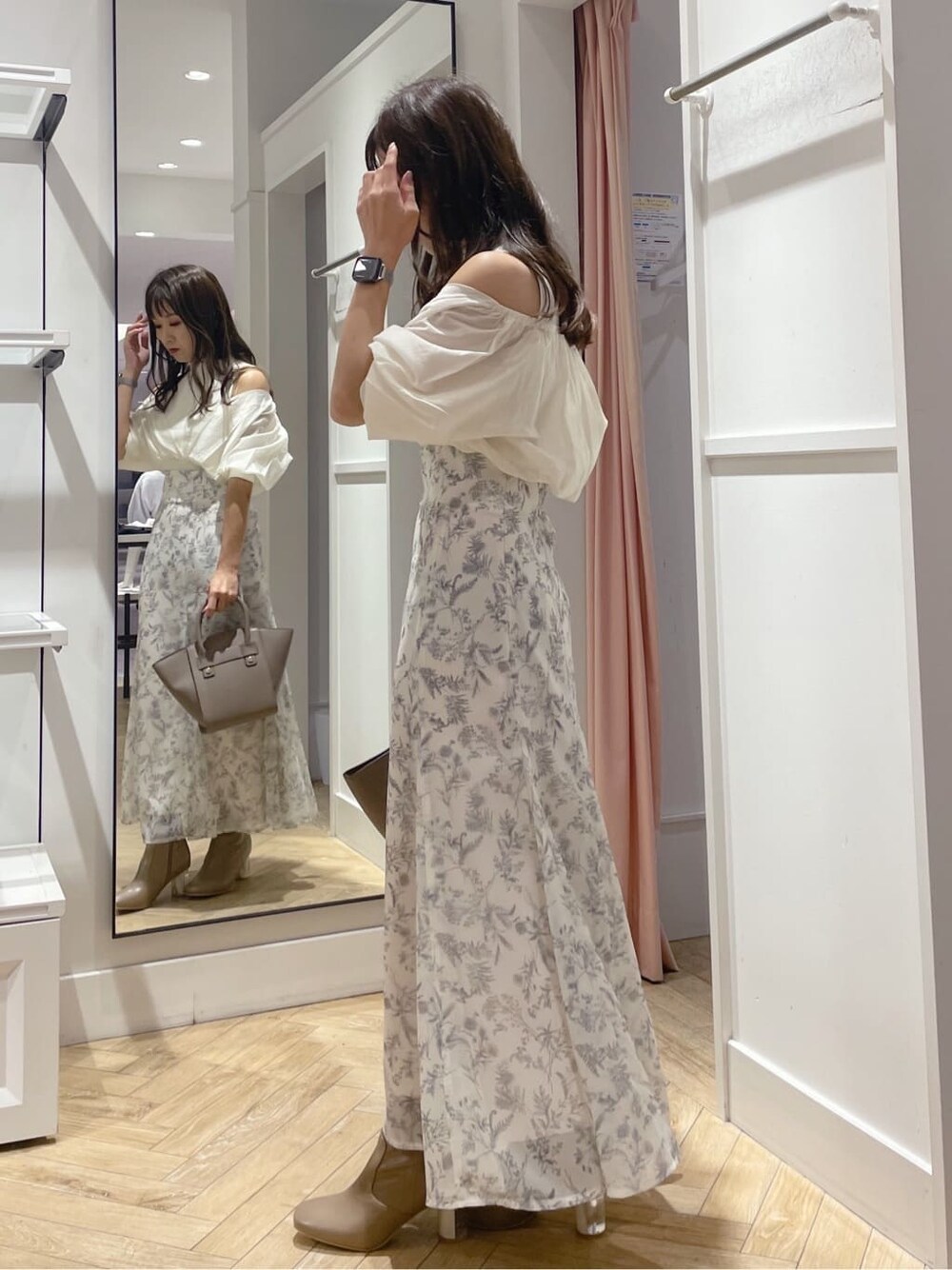 ホワイト系のニット/セーター、ベージュ系のブーツ、ホワイト系のスカートを着用したレディースの秋コーディネートの2枚目の写真