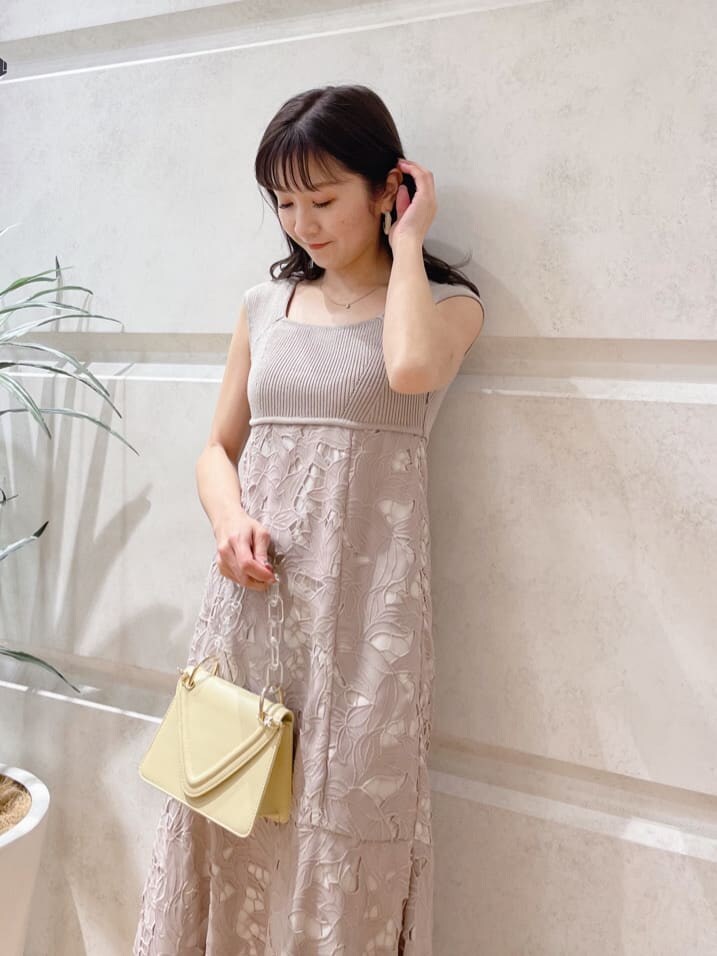 ベージュ系のその他シューズ、イエロー系のショルダーバッグ、ベージュ系のワンピースを着用したレディースの春コーディネートの2枚目の写真