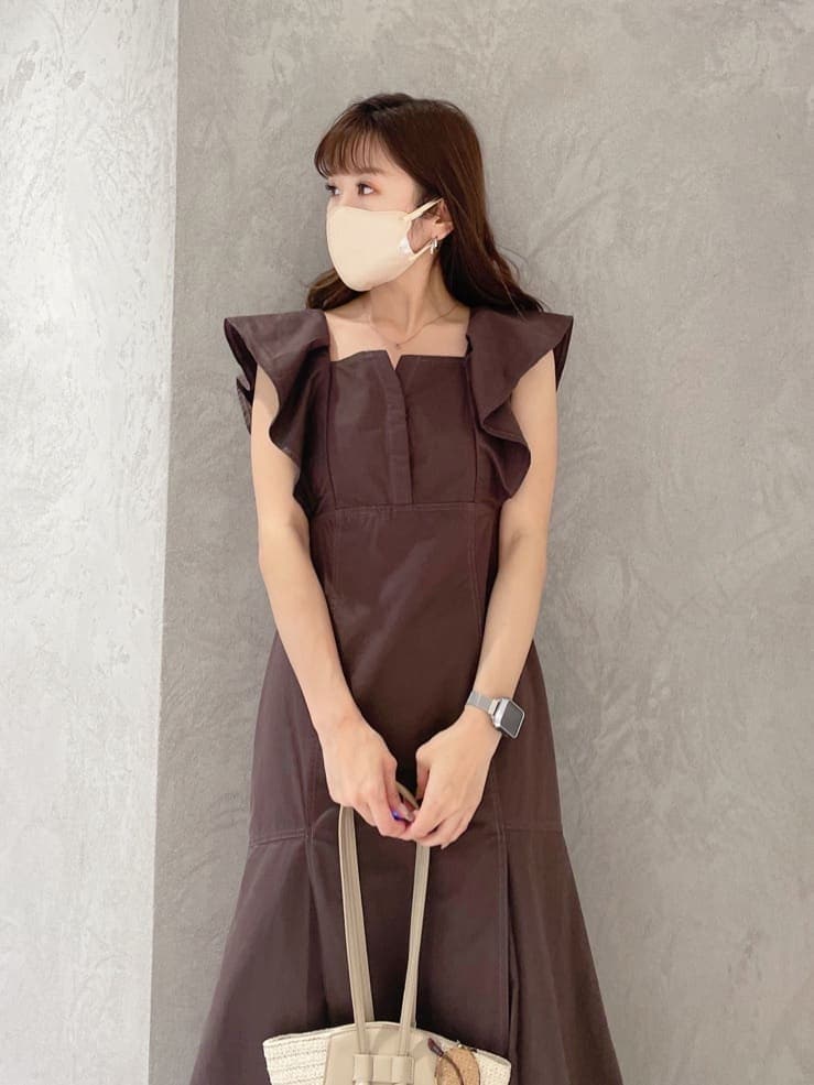 ブラウン系のワンピース、グリーン系のサンダル、ベージュ系のトートバッグを着用したレディースの春コーディネートの2枚目の写真