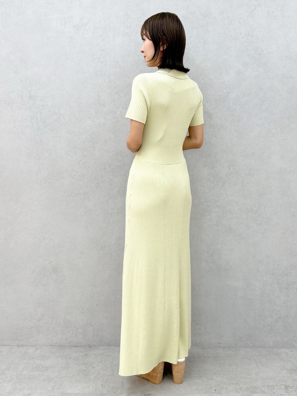 グリーン系のワンピース、その他のサンダルを着用したレディースの春コーディネートの7枚目の写真