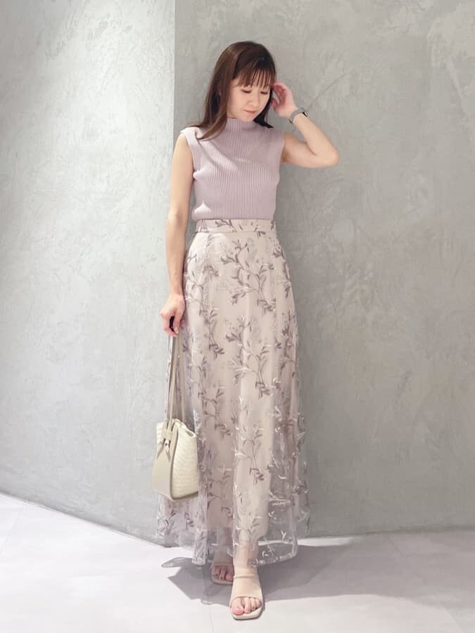 ベージュ系のトートバッグ、ピンク系のスカート、ベージュ系のサンダルを着用したレディースの夏コーディネートの6枚目の写真