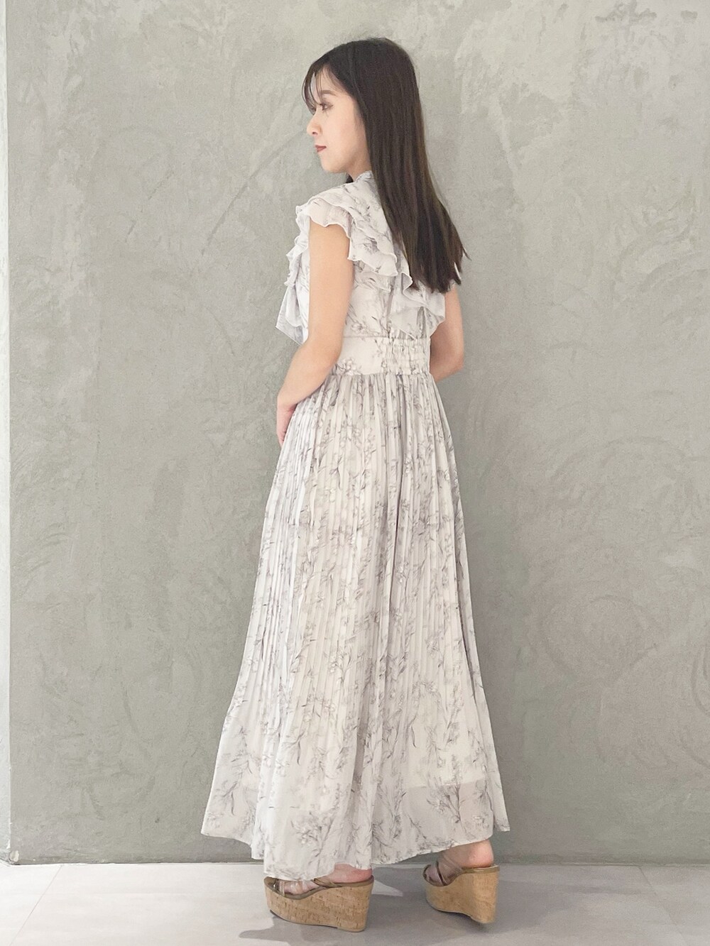 ホワイト系のハンドバッグ、ブラウン系のサンダル、ピンク系のワンピースを着用したレディースの春コーディネートの3枚目の写真