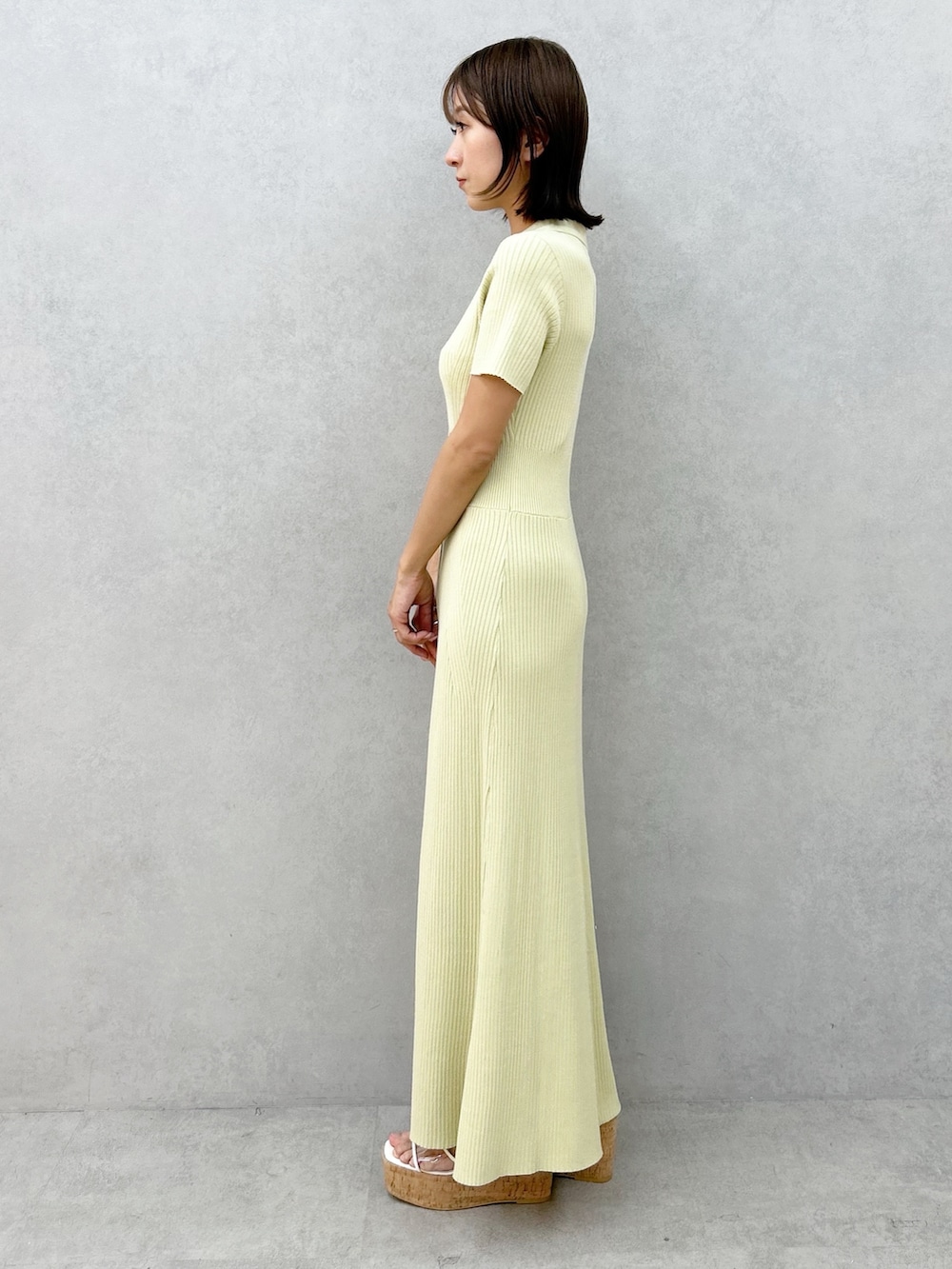 グリーン系のワンピース、その他のサンダルを着用したレディースの春コーディネートの6枚目の写真