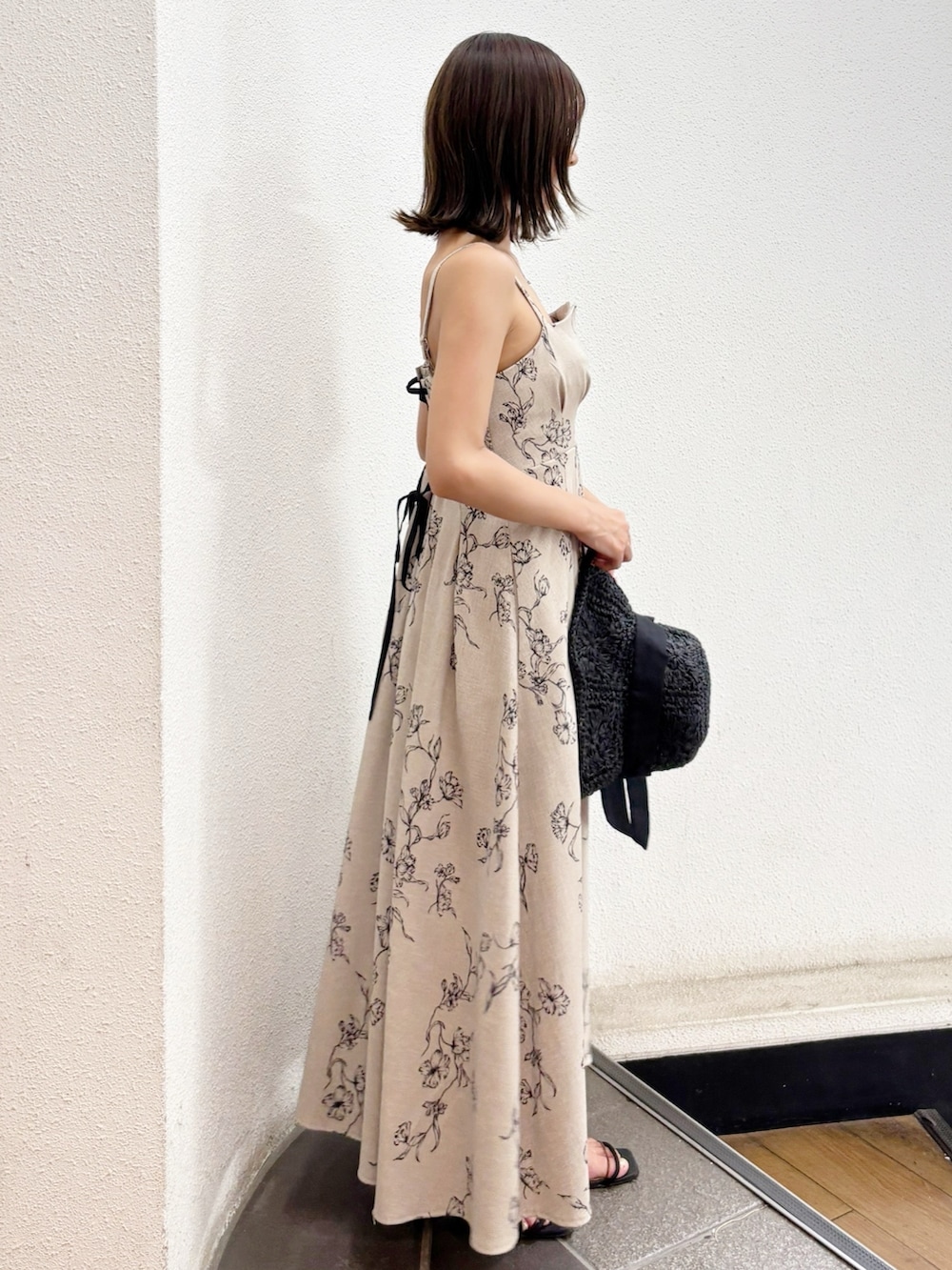 ベージュ系のワンピースを着用したレディースの夏コーディネートの2枚目の写真