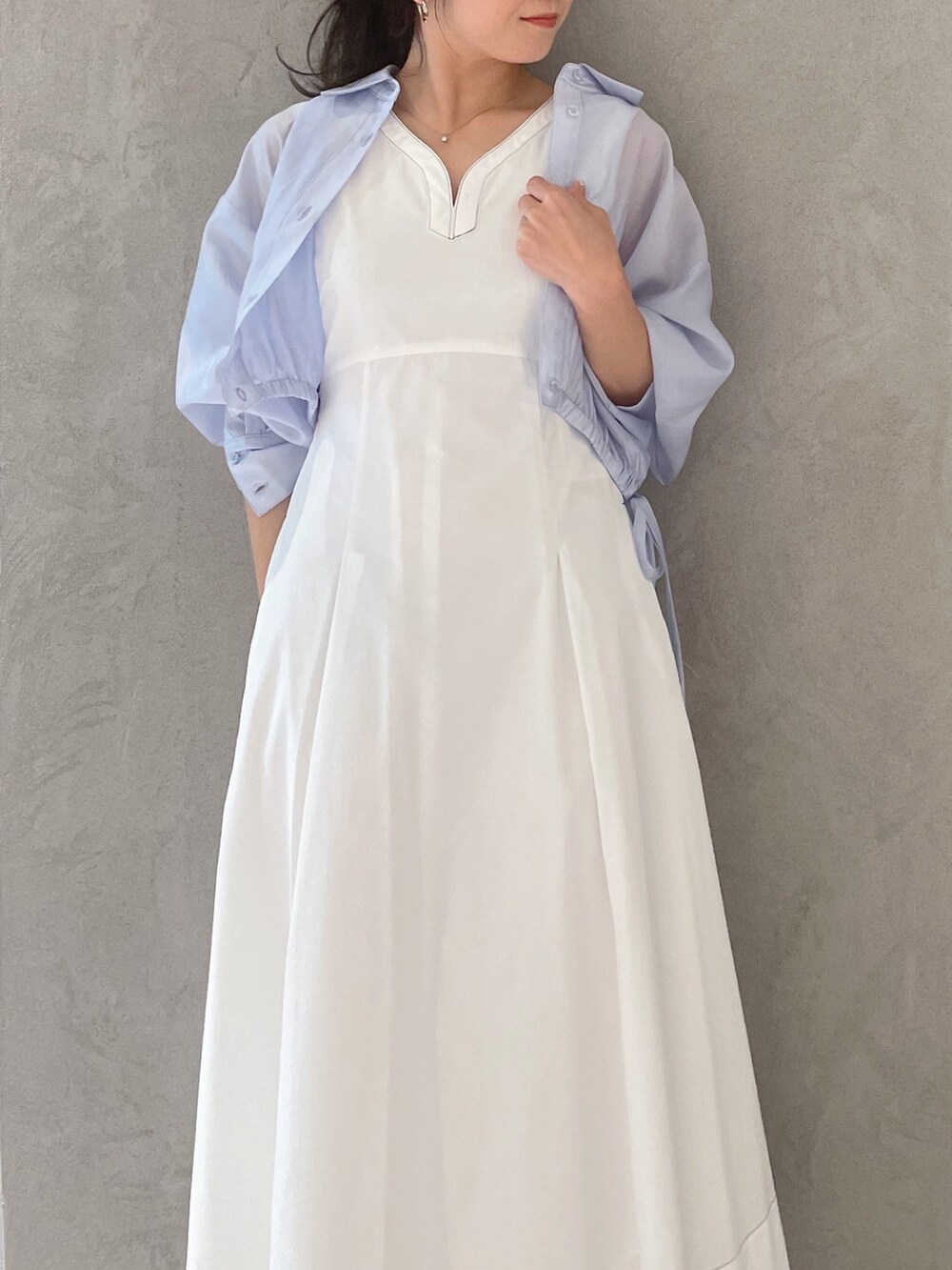 ホワイト系のワンピース、ブルー系のシャツ/ブラウス、シルバー系のサンダルを着用したレディースの春コーディネートの2枚目の写真