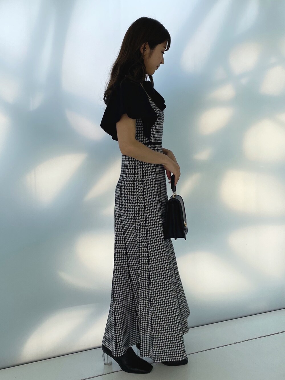 ブラック系のワンピースを着用したレディースの夏コーディネートの8枚目の写真