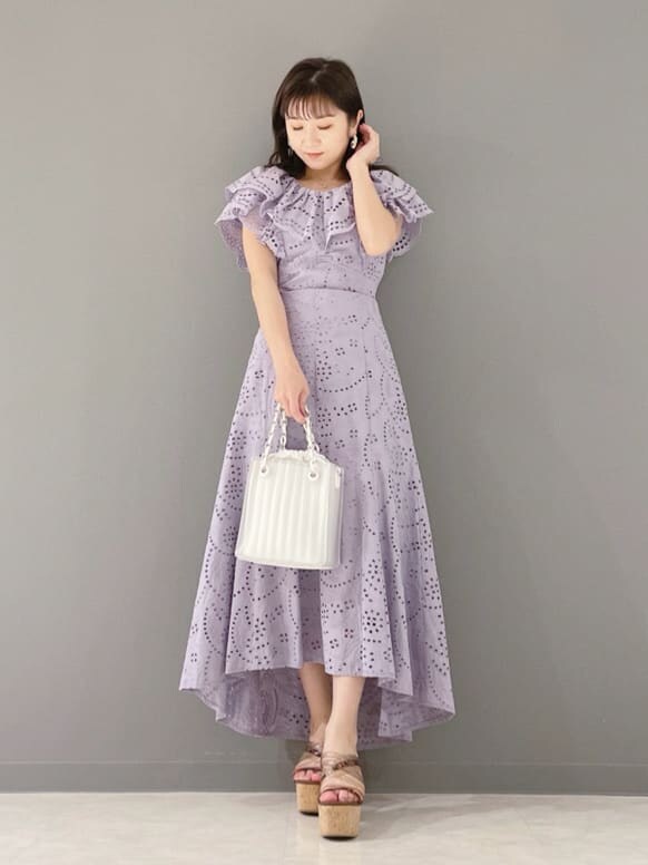 パープル系のシャツ/ブラウス、パープル系のスカート、ホワイト系のハンドバッグを着用したレディースの春コーディネートの4枚目の写真